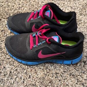 Nike FREE RUN Black and Magenta Sneakers with Blue Sole